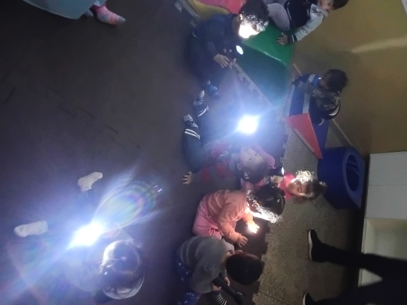 Galeria de-onde-vem-a-luz---exploracao-com-lanterna-