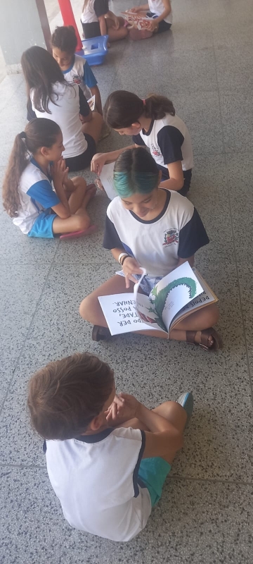 Galeria historias-que-conectam-turmas-se-reunem-para-ler-juntas-na-escola