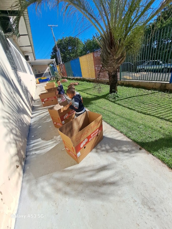 Galeria exploracao-de-caixas-de-papelao-e-giz-de-lousa