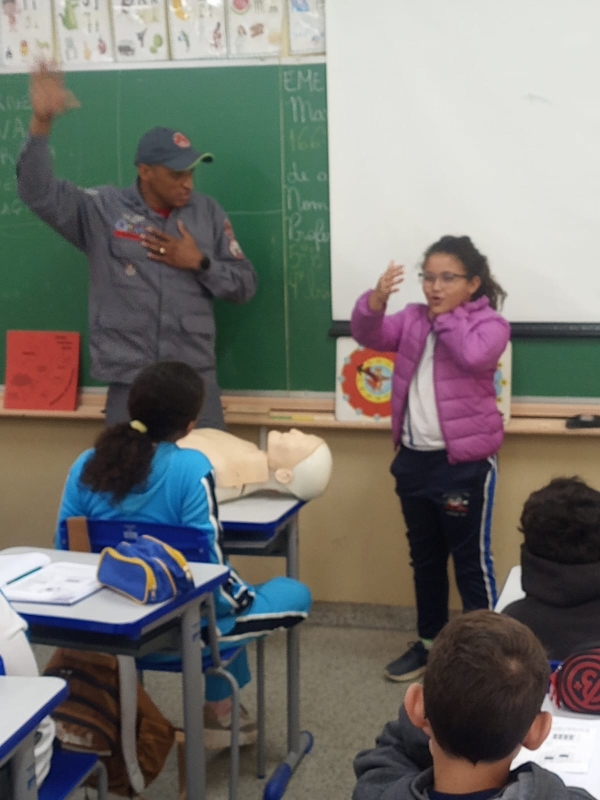 Galeria alunos-dos-quintos-anos-recebem-uma-palestra-sobre-primeiros-socorros