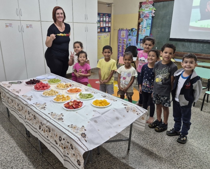 Galeria espetinho-de-frutas-colorido