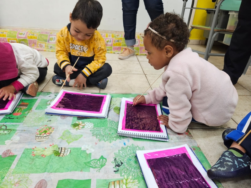 Galeria explorando-o-mundo-da-arte----maternal-1--a-professora-flavia-e-ade-silvia