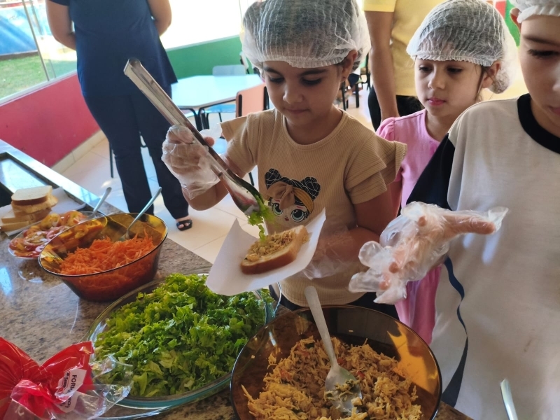 Noticia alunos-da-emei-raio-de-sol-ajudam-no-preparo-da-merenda-com-alimentos-saudaveis