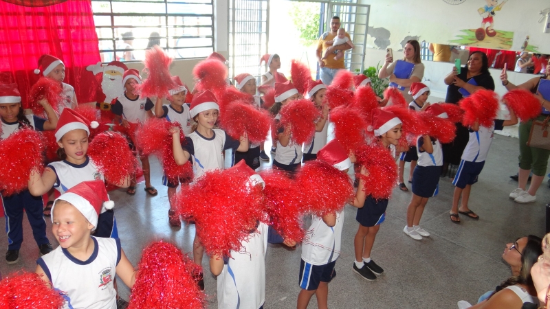 Galeria alunos-apresentam-cantata-de-natal-na-reuniao-de-pais-do-4-bimestre-