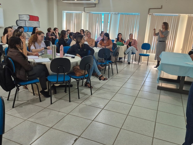 Noticia educacao-educadores-da-rede-municipal-avaliam-devolutiva-do-simulado-do-seab