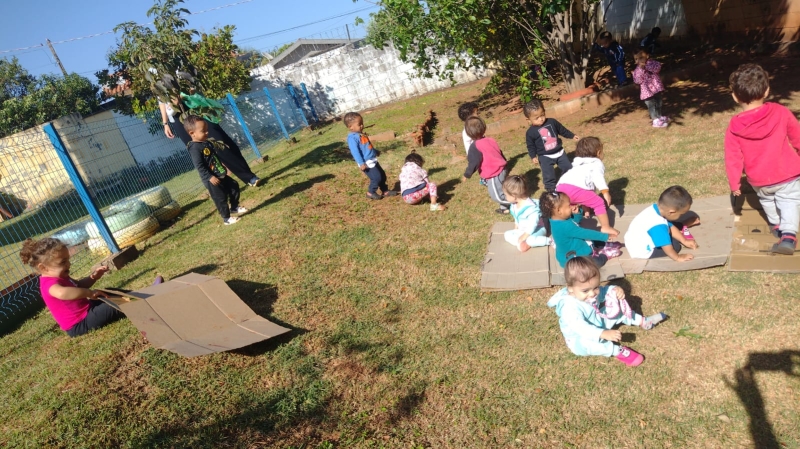 Galeria brincadeira-escorregar-no-barranco-com-papelao