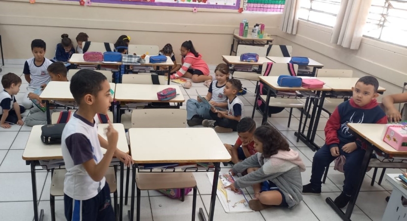 Galeria alunos-do-4-ano-b-leem-para-os-alunos-do-1-ano-b